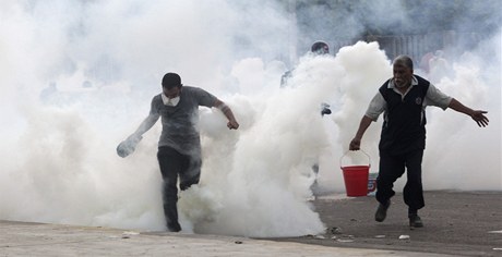 Pi demonstracích v Káhie byla zabita stovka lidí, tisíce byly zranny.