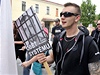 Piblin sedm desítek pravicových extremist pijelo do Svitav protestovat proti vznní skinheada Vlastimila Pechance.
