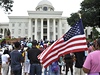 Protestující ped budovou Kapitolu ve stát Alabama