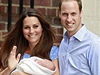 Kate s manelem Williamem a synem odcházejí z porodnice