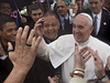Pape se vítá s lidmi