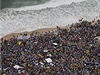 Na mi papee Frantika na plái Copacabana v brazilském mst Rio de Janeiro ve tvrtek veer dorazil podle odhadu Vatikánu a milion lidí. 