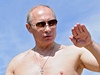 Pi rybaení se lovk zapotí. Putin si dokonce svlékl triko.