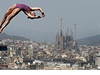 Sarah Barrowá z Velké Británie se odrazila ke skoku do vody z mstku vysokého 10 metr. V pozadí chrám slavného panlského architekta Autonia Gaudího Sagrada Familia. 