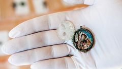 Archeologové objevili sklen�ný medailonek, který je osm centimetr� vysoký a uvnit� se zachoval n�kolik set let starý papír s obrázkem Panny Marie.