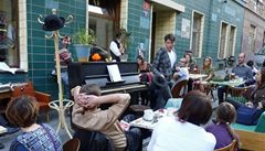 V pražských ulicích si lidé mohou zahrát na piáno 