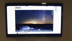 Propojení notebooku s televizí p�es Google Chromecast.