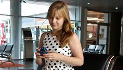 Futuro Cube rozblikává barevné LED diody na v�ech svých stranách.