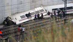 U m�sta Santiago de Compostela vykolejil rychlík. Záchraná�i se sna�í z trosek vytáhnout p�e�iv�í.