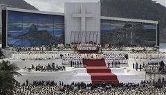 Papež František slouží slavnostní mši na pláži Copabana. Uzavírá tak jak letošní Světové dny mládeže, tak svou vůbec první zahraniční cestu.