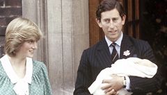 Charles a Diana odcházejí s malým Williamem z porodnice