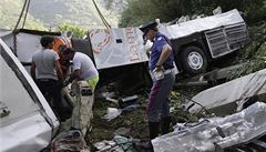 Autobus v Itálii prorazil svodidla a spadl z dálnice. Zemřelo nejméně 38 lidí