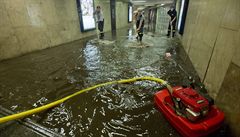 Bouky a kroupy vystdaly tropick vedro. Voda omezila i metro