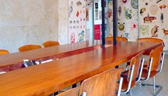 Malba na st�n� (v p�ípad� Café Art) nebo tapeta (Café Atlas) p�edstavují nejvýrazn�j�í nový prvek interiéru. Kdy� se k tomu p�idá elegantní nábytek a promy�lené detaily, je to dost na úplnou zm�nu dojmu z p�vodních interiér�. 