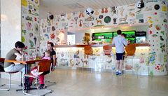 Malba na st�n� (v p�ípad� Café Art) nebo tapeta (Café Atlas) p�edstavují nejvýrazn�j�í nový prvek interiéru. Kdy� se k tomu p�idá elegantní nábytek a promy�lené detaily, je to dost na úplnou zm�nu dojmu z p�vodních interiér�. 