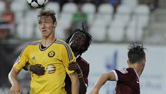 Zleva Arnold imonek z Jihlavy a Costa Nhamoinesu a Václav Kadlec (vpravo) ze...