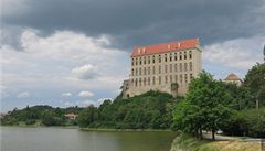 Zatímco ze strany severní, tedy od rybníka, se zvedá pahýl zámku jako nějaký divný přitesaný špalek.. | na serveru Lidovky.cz | aktuální zprávy