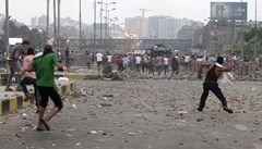 P�i demonstracích v Káhi�e byla zabita stovka lidí, tisíce byly zran�ny.