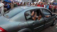 P�i demonstracích v Káhi�e byla zabita stovka lidí, tisíce byly zran�ny.