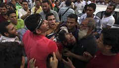 P�i demonstracích v Káhi�e byla zabita stovka lidí, tisíce byly zran�ny.