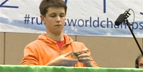 Mladík z Austrálie sloil Rubikovu kostku za sedm vtein.