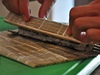 Na rolování sushi se pouívá bambusová roho obalená v potravináské folii s tenkou vrstvikou japonské majonézy