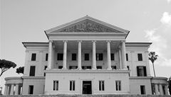 Vila Torlonia se stala rezidencí italského diktátora Mussoliniho. Vyu�íval ji v letech  1925 a� 1943. 