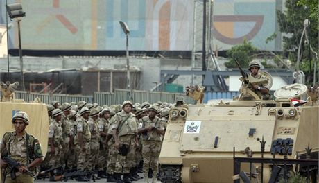 Vojáci ped Egyptským muzeem v Káhie