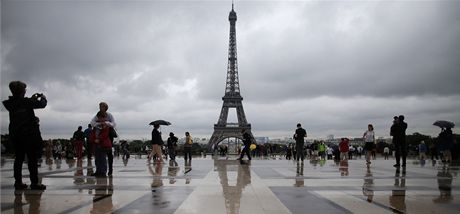 Turisté ped Eiffelovkou