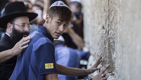 Hrái Barcelony v Izraeli podporovali mír. Na fotografii je Neymar