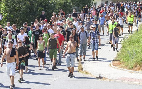 Prvod ml mít sedm kilometr, kvli velkému horku se ale na chvíli peruil a asi padesát lidí si lo koupit oberstvení do benzínky.