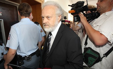 Žalobce Petr Jirát přichází k soudu. 