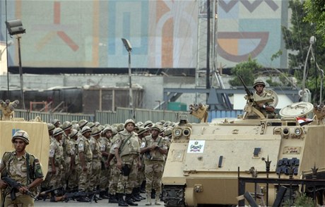 Vojáci ped Egyptským muzeem v Káhie