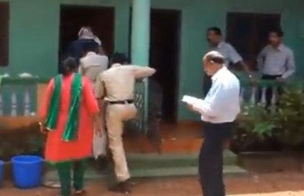 Indická policie odvádí echa podezelého z vrady pítelkyn