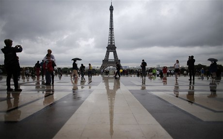 Turisté před Eiffelovkou