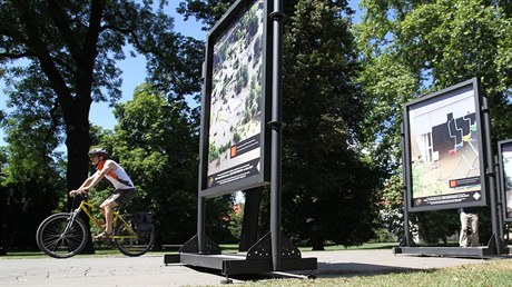 Výstavu k letošním červnovým povodním je možné vidět na pražské Kampě.