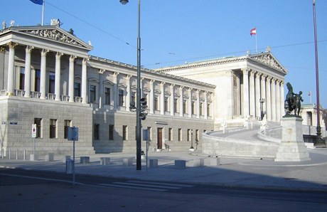 Theophil Hansen: Vídeský parlament má podobu antického chrámu
