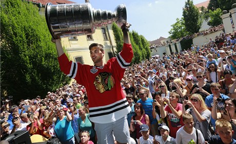 ampion. Hokejista Frolík se na Kladn pochlubil se Stanley Cupem.