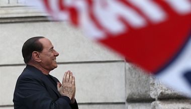 Berlusconi zopakoval tak sv dvj argumenty, ktermi se sna dokzat, e jej soudy nespravedliv pronsleduj a sna se jej odstranit z politiky.