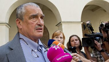 Pedseda TOP 09 Karel Schwarzenberg hovo 6. srpna v Praze s novini po jednn pedsednictva strany ped stedenm hlasovnm o dve Rusnokovu kabinetu. 