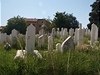 Podobných hbitov je z dob války v Bosn celá ada.