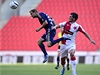 Slavia Praha - Sigma Olomouc. Vlastimil Vidli�ka z Olomouce (vlevo) a Martin Fenin ze Slavie