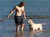 Robert Fico se se svým psem koupal v Dunaji