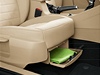 Pod sedadlem spolujezdce má nová koda Octavia RS výklopnou odkládací schránku. 
