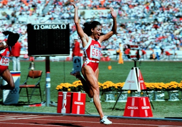 Americká atletka Florence Griffithová-Joynerová vít�zí v závod� na 100 metr� na olympijských hrách v Soulu
