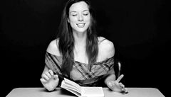 Neobvyklý videoprojekt, který fotograf pojmenoval Hysterická literatura, pedstavuje osm en, které tou pasáe ze svých oblíbených knih 