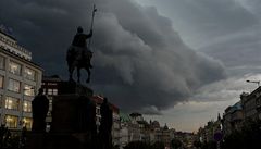 Boukový mrak se vznáí nad Václavským námstím v Praze