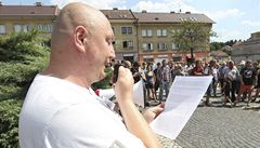 Organizátor Pavel Mat�jný �te ve Vítkov� sv�j proslov.