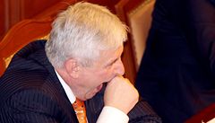 Jií Rusnok má problém udret pi dlouhých projevech poslanc pozornost.