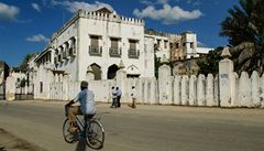 Na Zanzibaru polili kyselinou dvě mladé britské turistky